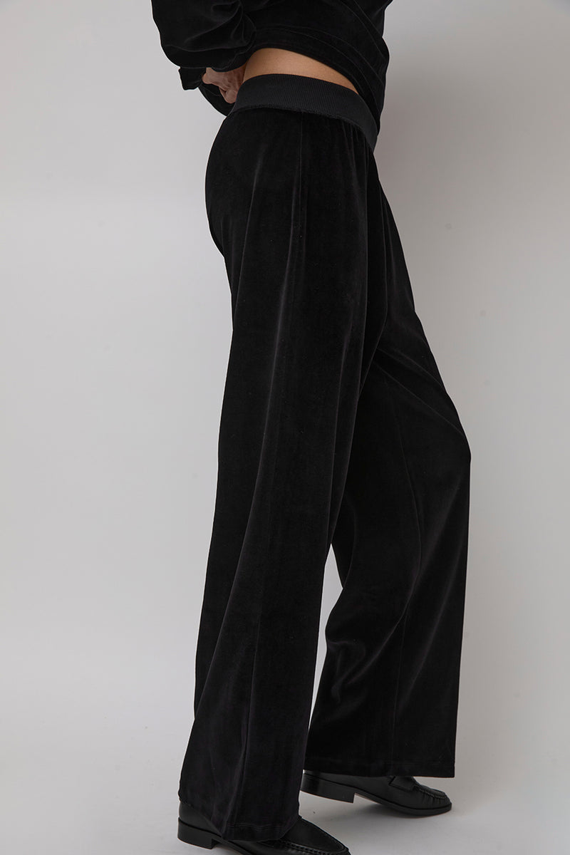 Baserange Tre Sweatpants in Black