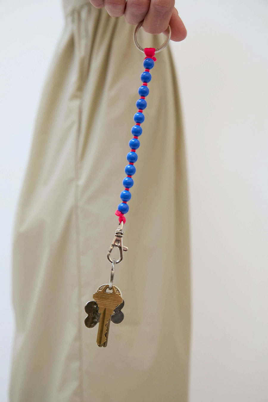 Ina Seifart Perlen Short Keyholder in Blue with Red Thread
