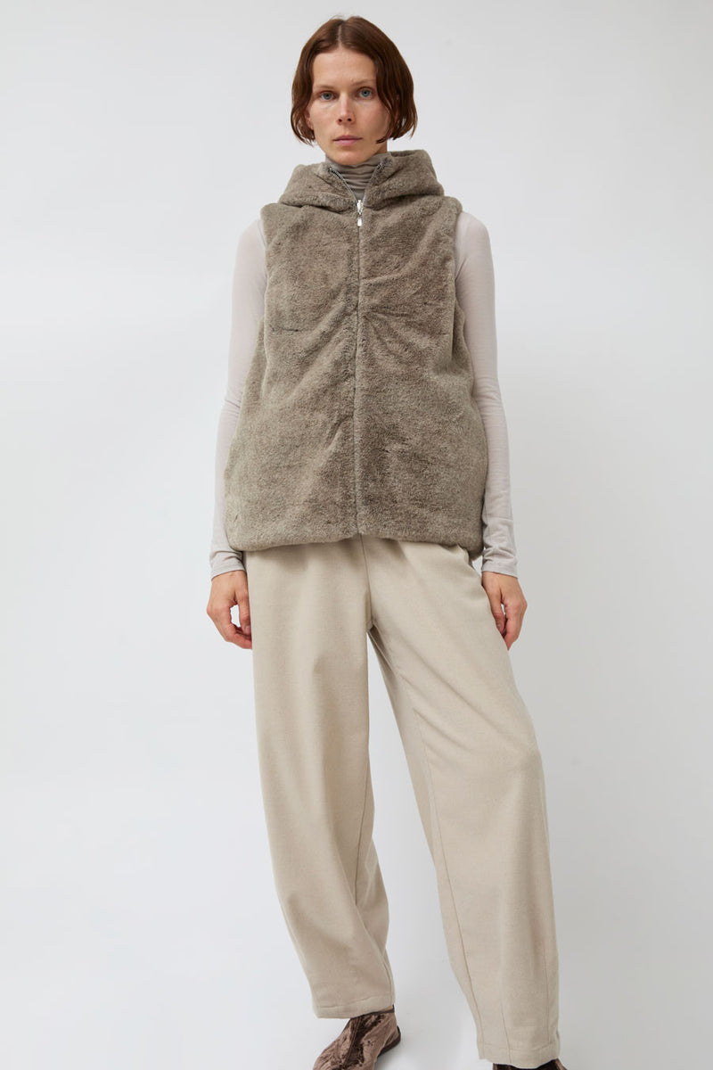 Pret Pour Partir Reversible Gilet in Beige Faux Fur and Taupe