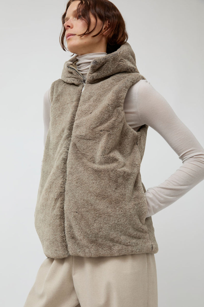 Pret Pour Partir Reversible Gilet in Beige Faux Fur and Taupe