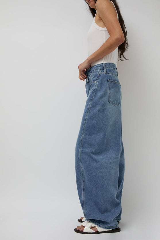 St. Agni Mid Rise Balloon Jeans in 90s Blue