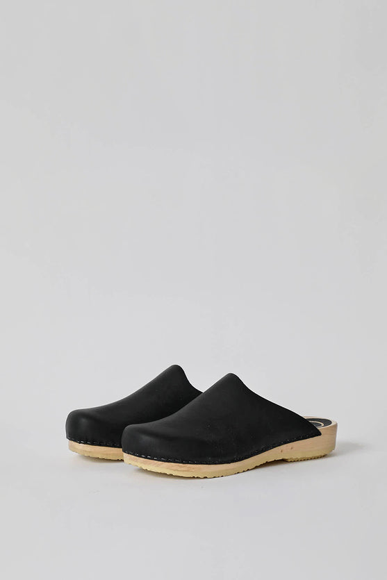 No.6 Contour Clog on Flat Base in Black