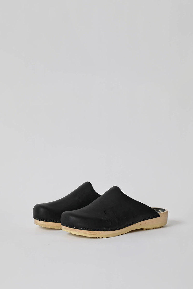 No.6 Contour Clog on Flat Base in Black