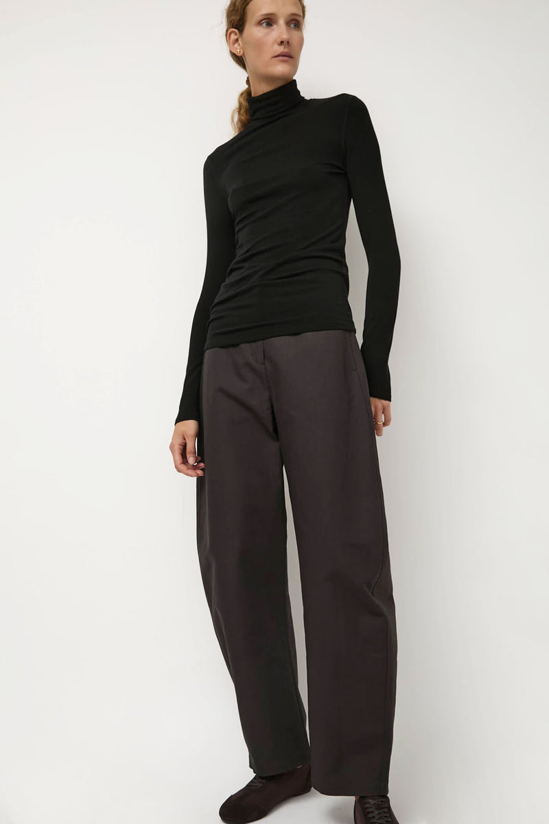 Amomento Curved Long Pants in Charcoal