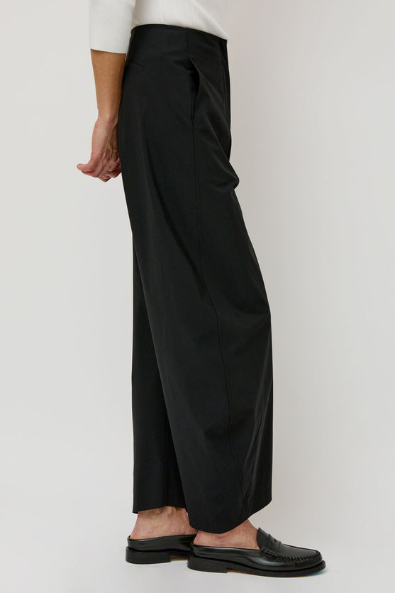 Amomento Curved Silhouette Pants in Black