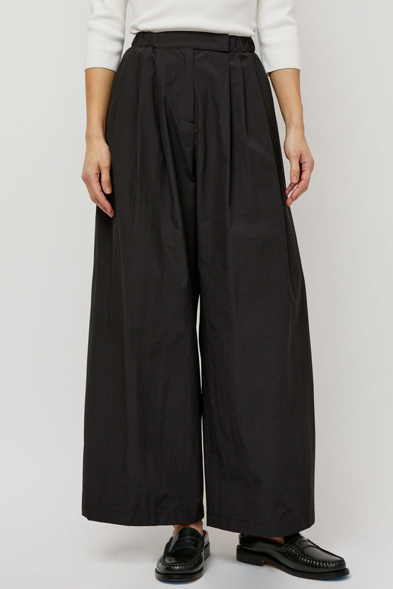 Amomento Three Tuck Banding Pants in Black