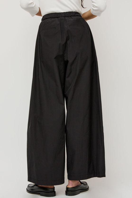 Amomento Three Tuck Banding Pants in Black