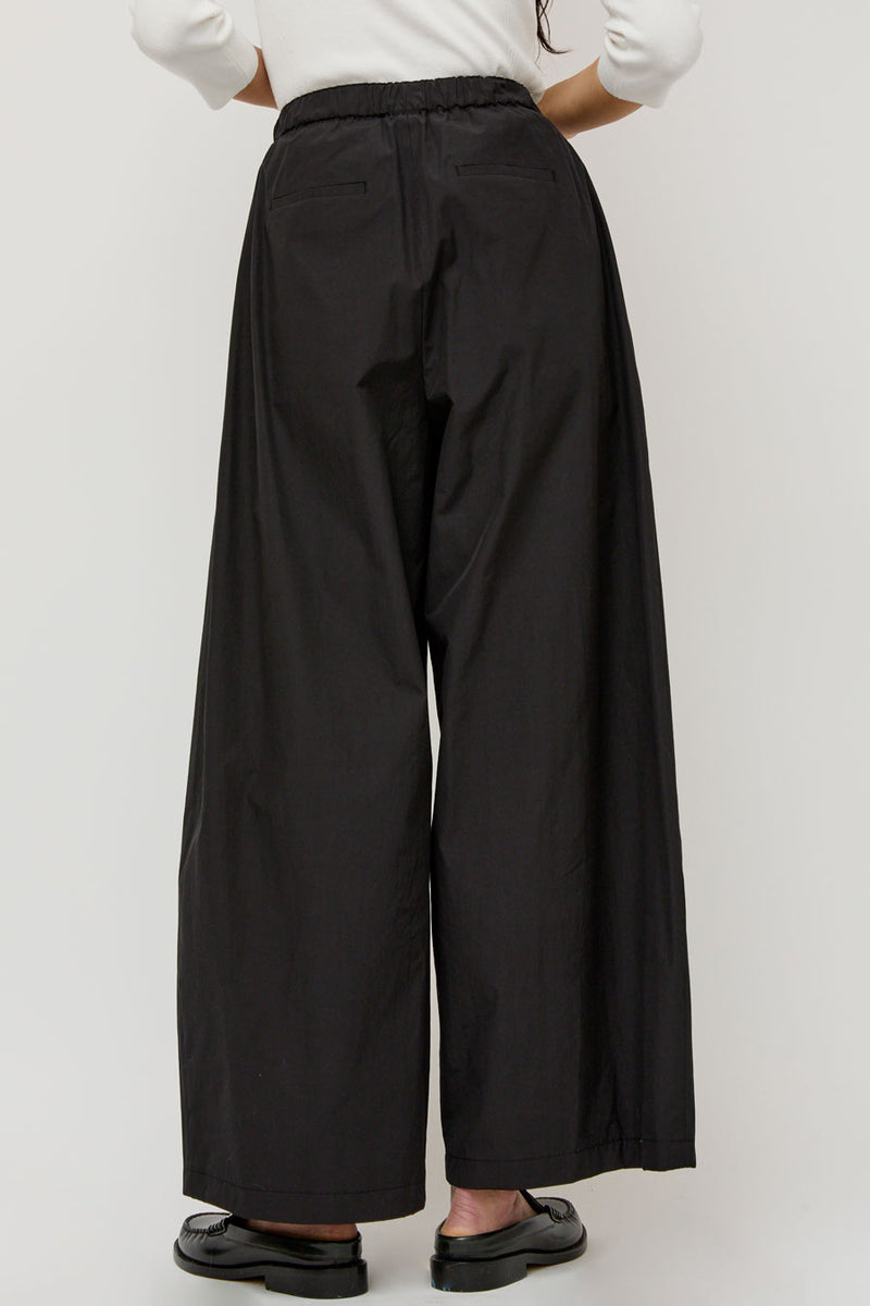 Amomento Three Tuck Banding Pants in Black