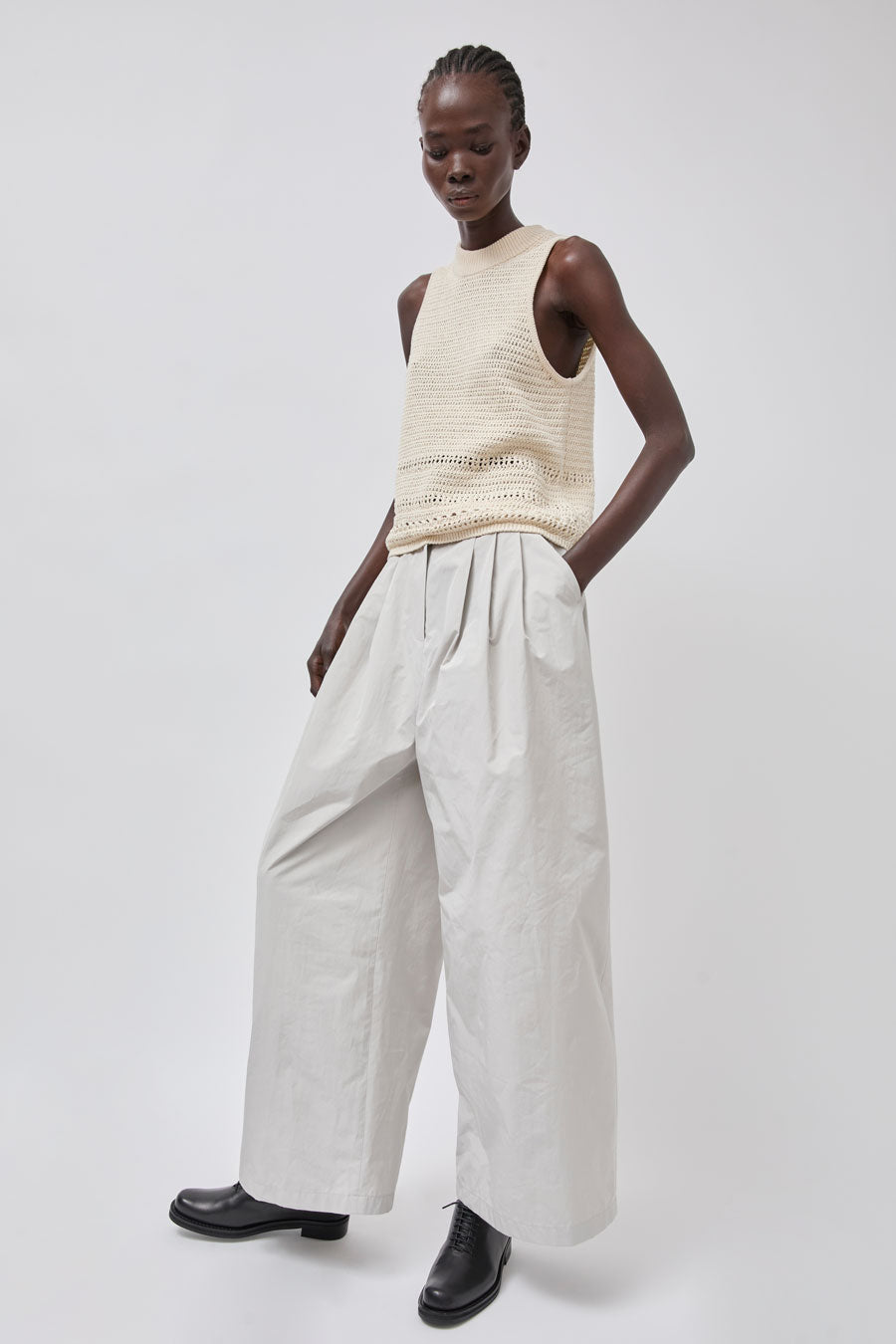 Amomento Three Tuck Banding Pants in Grey