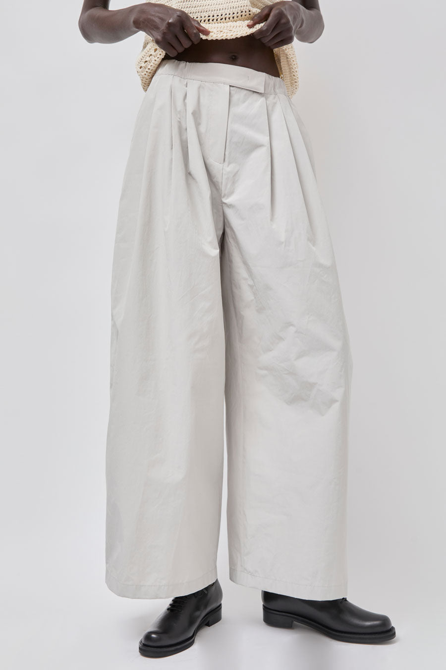 Amomento Three Tuck Banding Pants in Grey