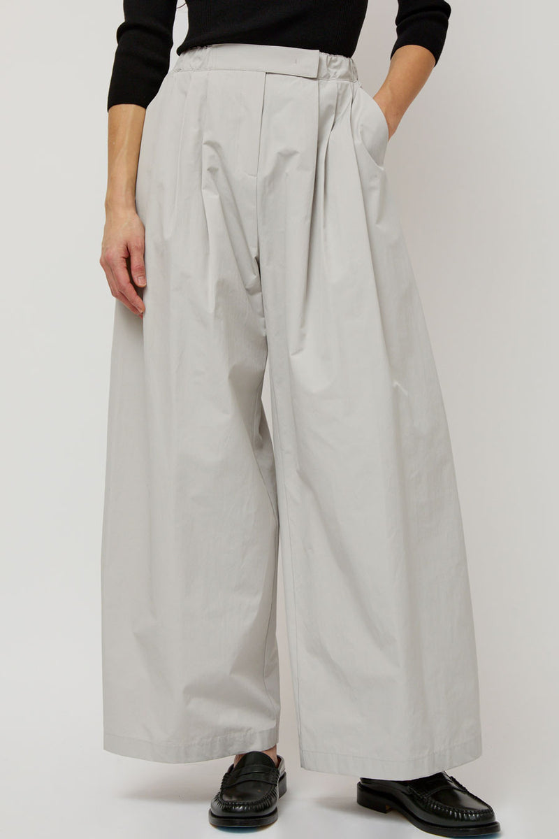 Amomento Three Tuck Banding Pants in Grey