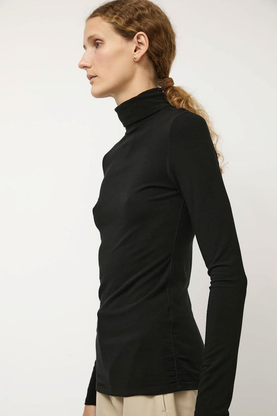 Amomento Turtle T-Shirt in Black