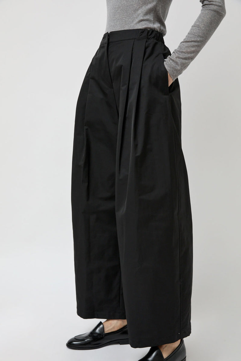 Amomento Two Tuck Balloon Pants in Black