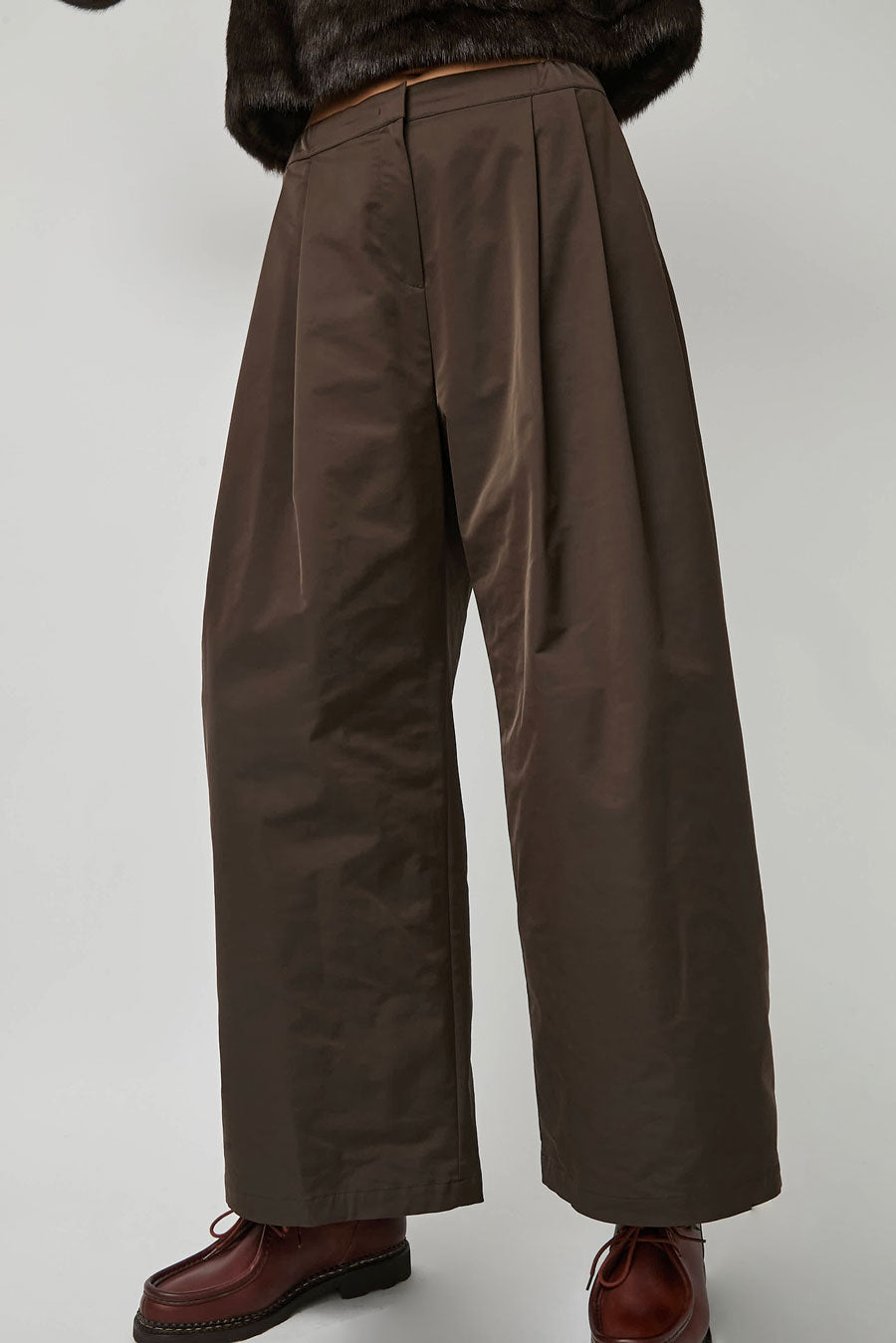 Amomento Two Tuck Balloon Pants in Dark Brown