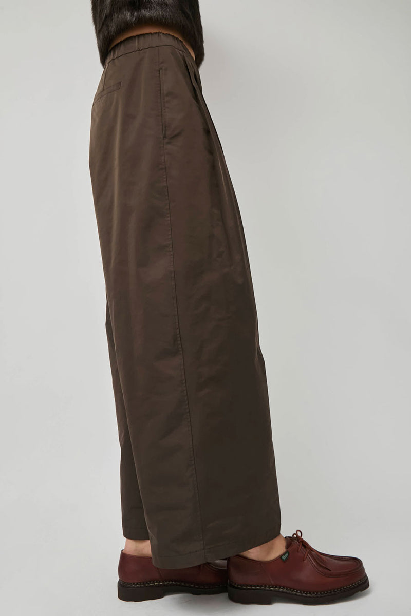 Amomento Two Tuck Balloon Pants in Dark Brown