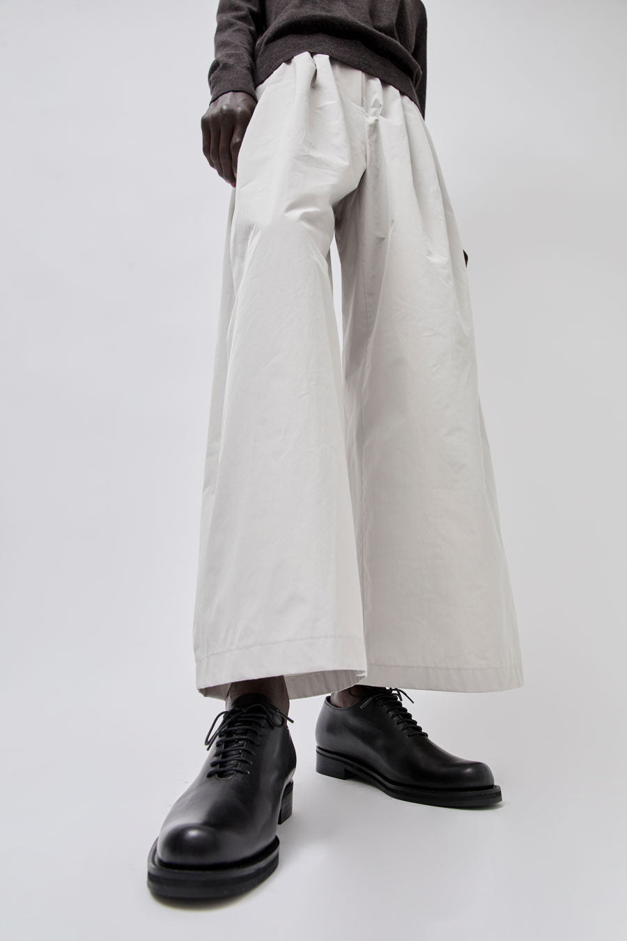 Amomento Women's Classic Derby in Black