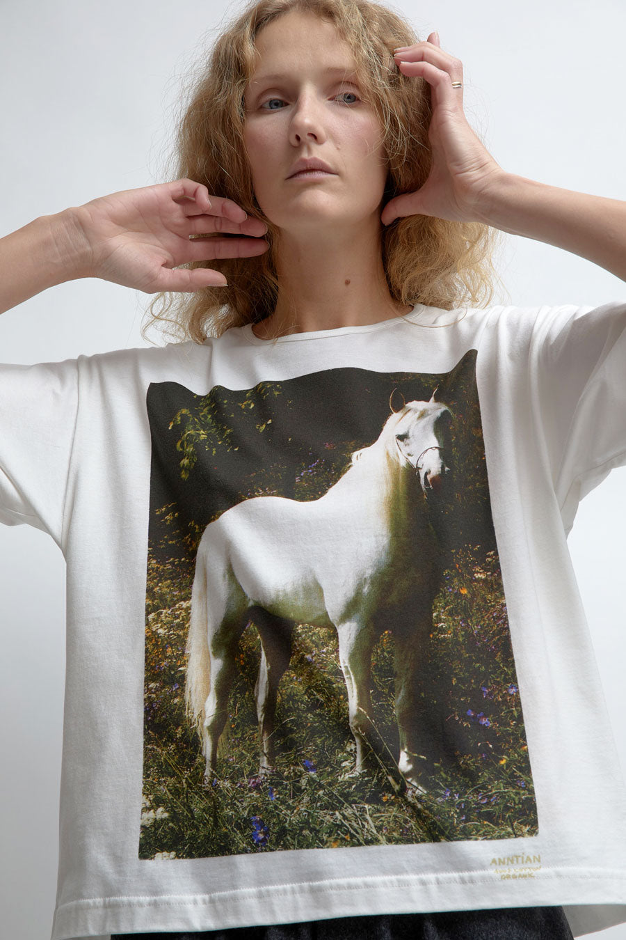 Anntian Classic T-Shirt in White Horse