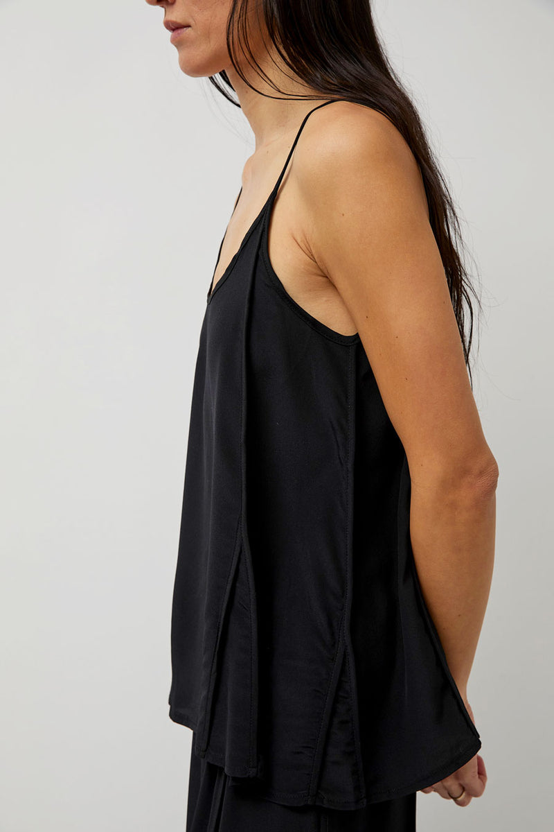 Baserange Ade Top in Black