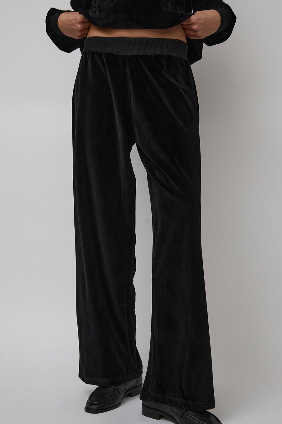 Baserange Tre Sweatpants in Black