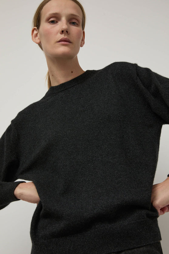 Batoner Innocent Cashmere Crewneck in Black