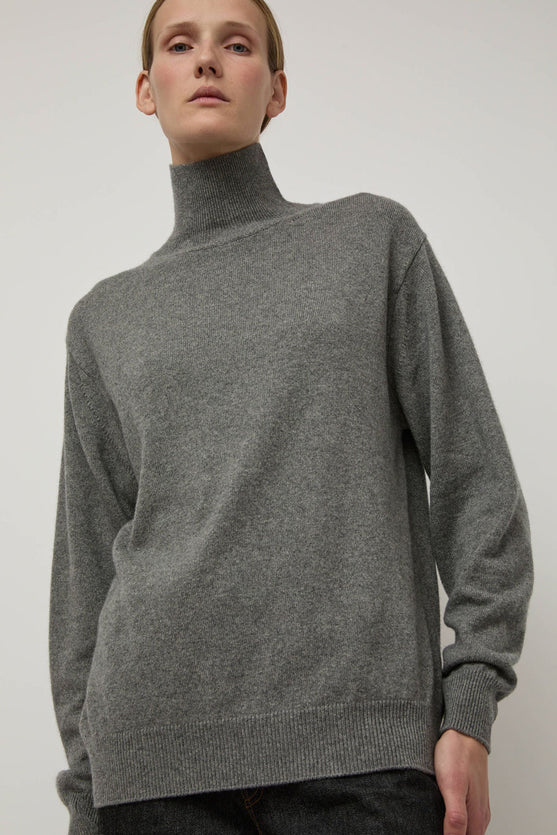 Batoner Innocent Cashmere Turtleneck in Grey