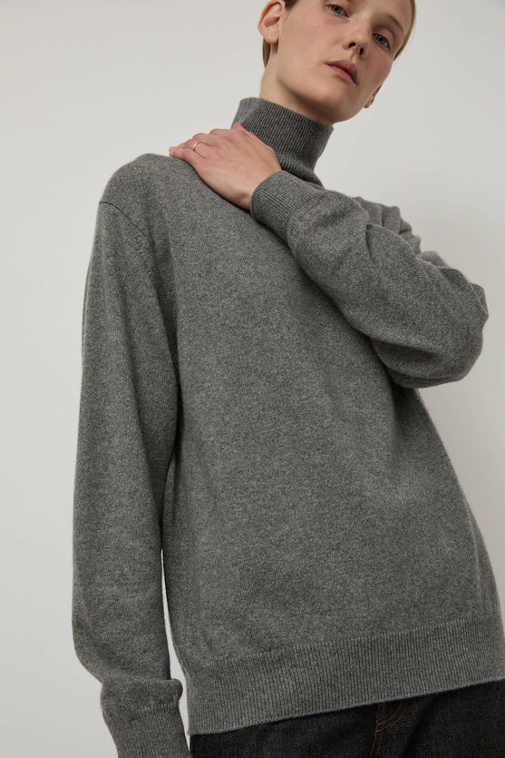 Batoner Innocent Cashmere Turtleneck in Grey