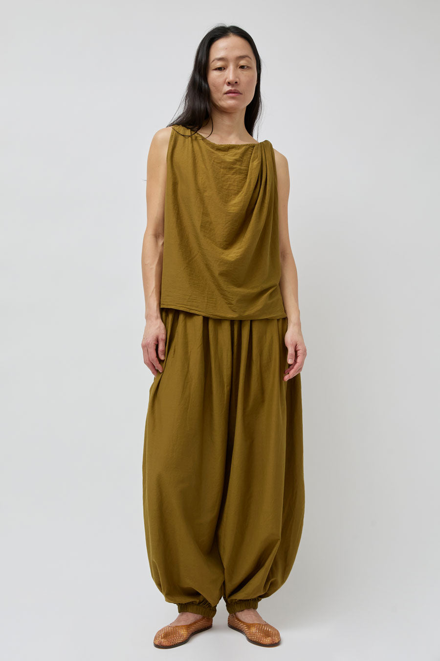 Black Crane Akari Pants in Dark Olive