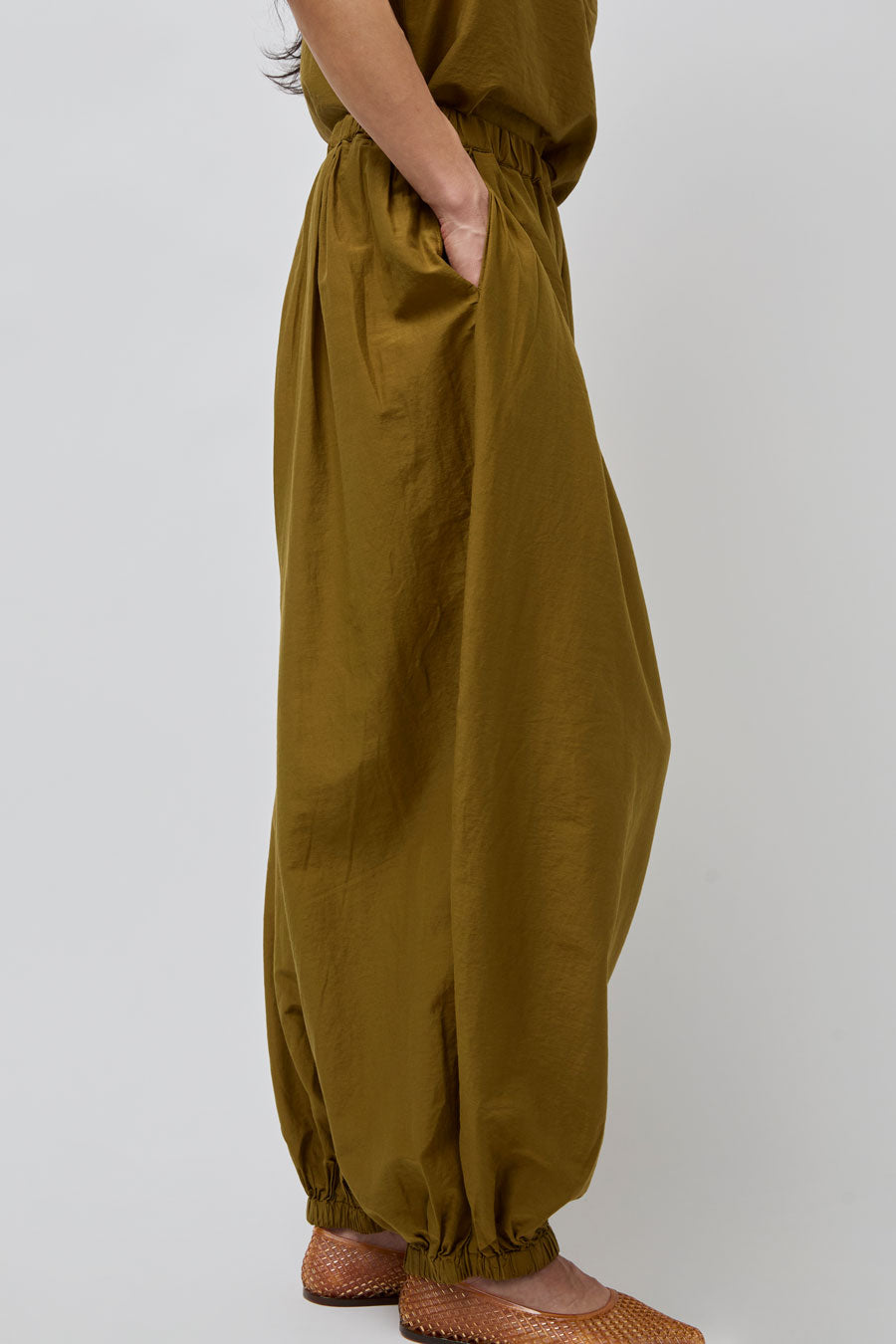 Black Crane Akari Pants in Dark Olive