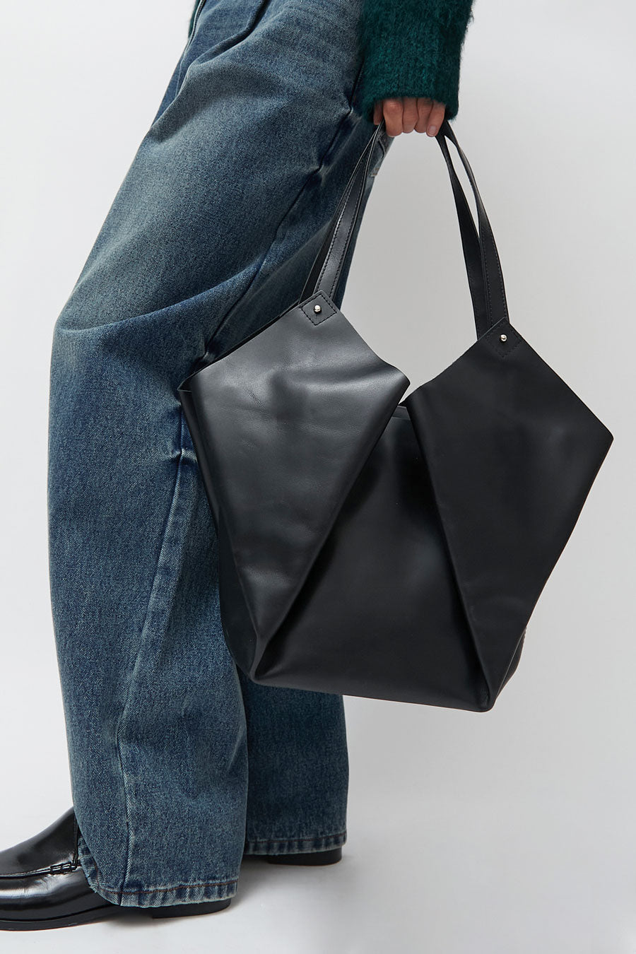 Eva Blut Corolla Bag in Black