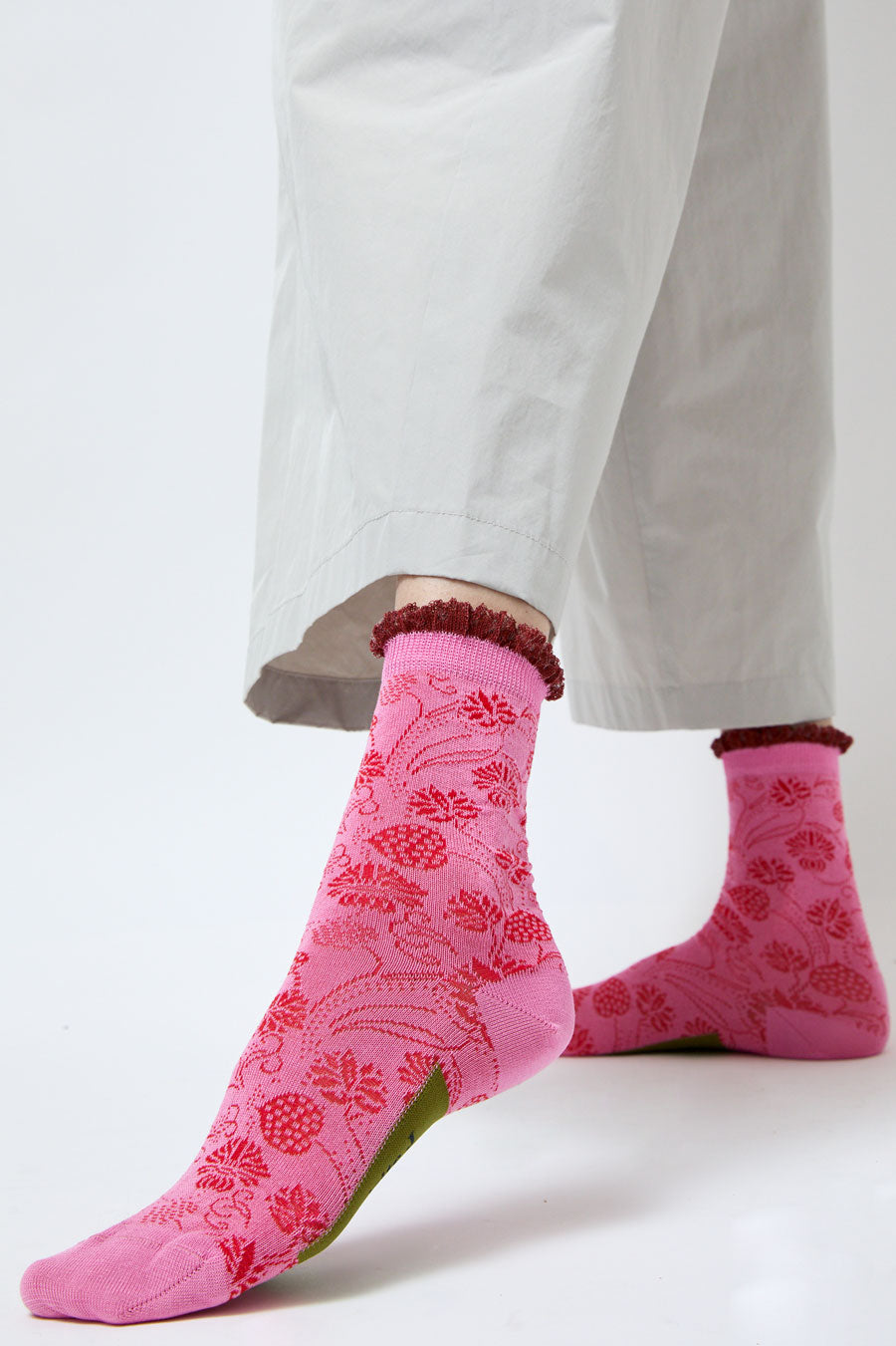 Exquisite J Flower Socks in Pink