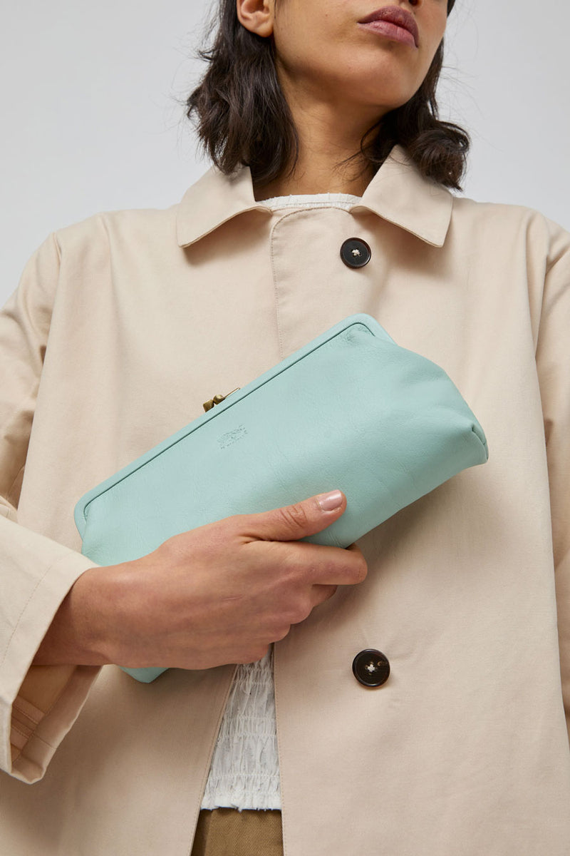 Il Bisonte Manuela Clutch in  Celeste Botticelle