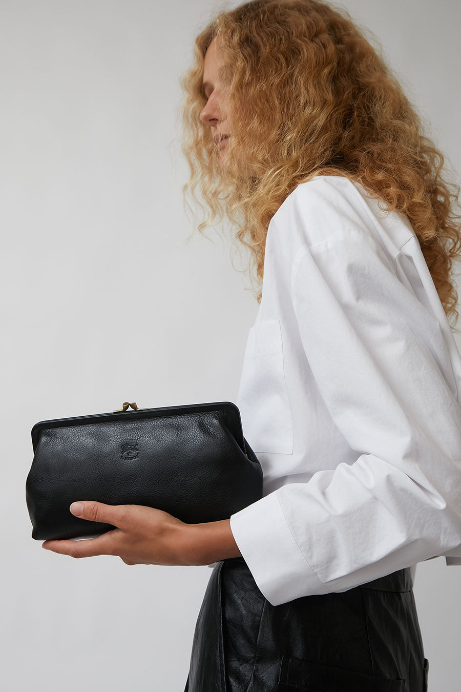 Women's clutch bag in leather color black – Il Bisonte