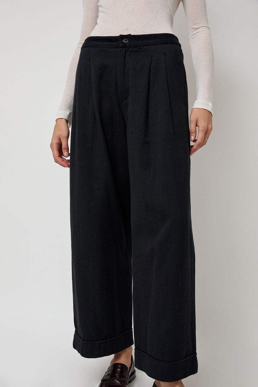 NYMANE Wes Pleat Pant in Black Warp and Indigo Weft