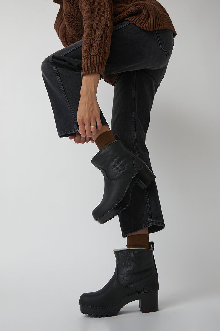 Mellem margen Opstå No.6 5" Pull On Shearling Clog Boot on Mid Tread in Ink Aviator on Bla