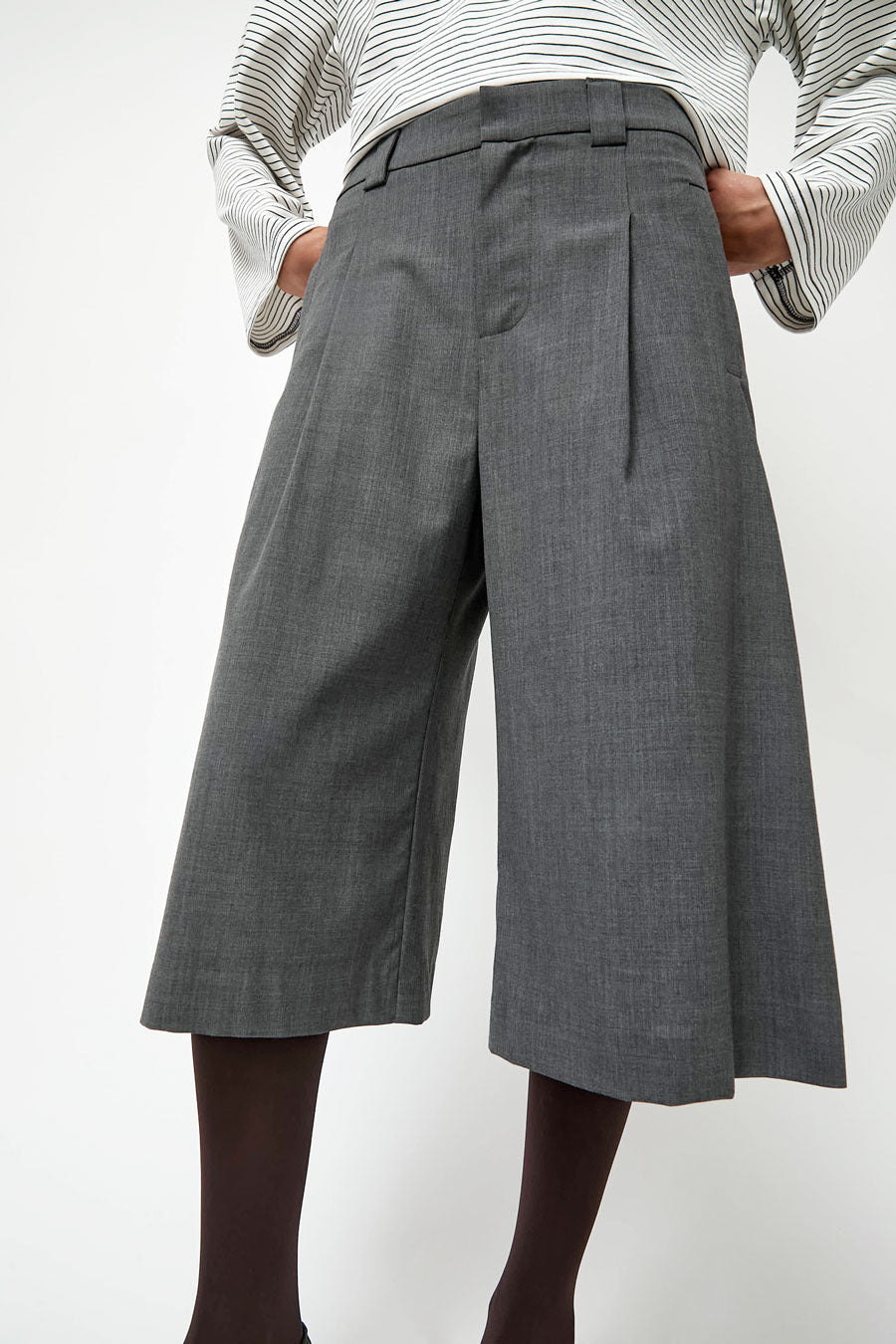 No.6 Aubrey Short in Grey