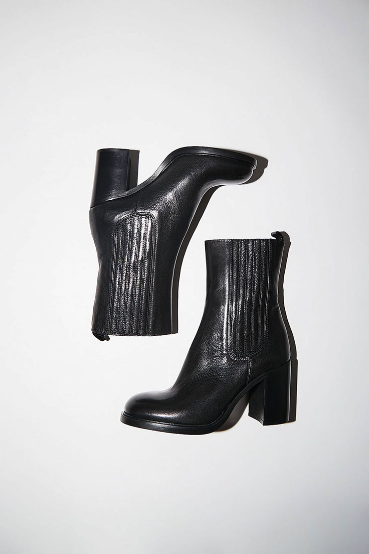 No.6 Pull on Round Toe Heeled Boot in Nero