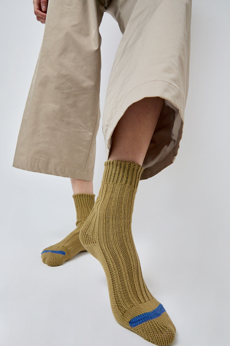 Rototo Chunky Ribbed Socks in Olive