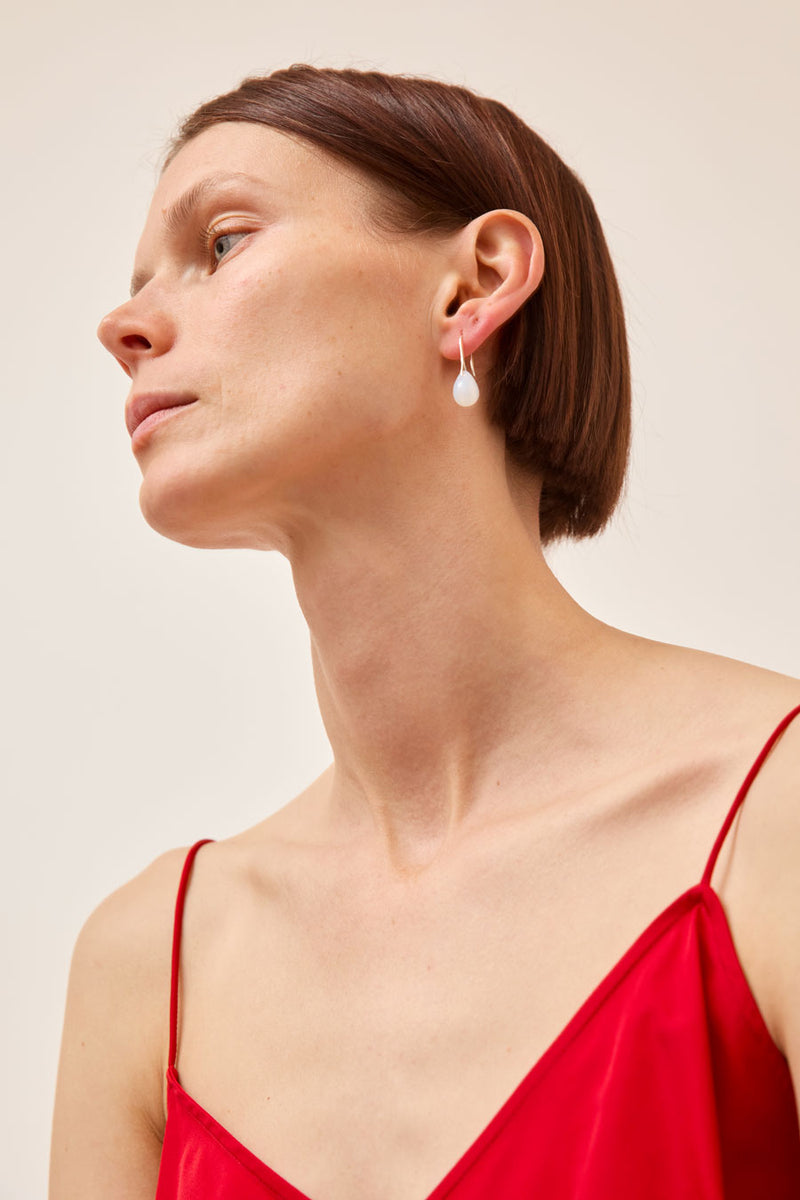 Sisi Joia Gota Mini Earrings in Opaline White and Silver