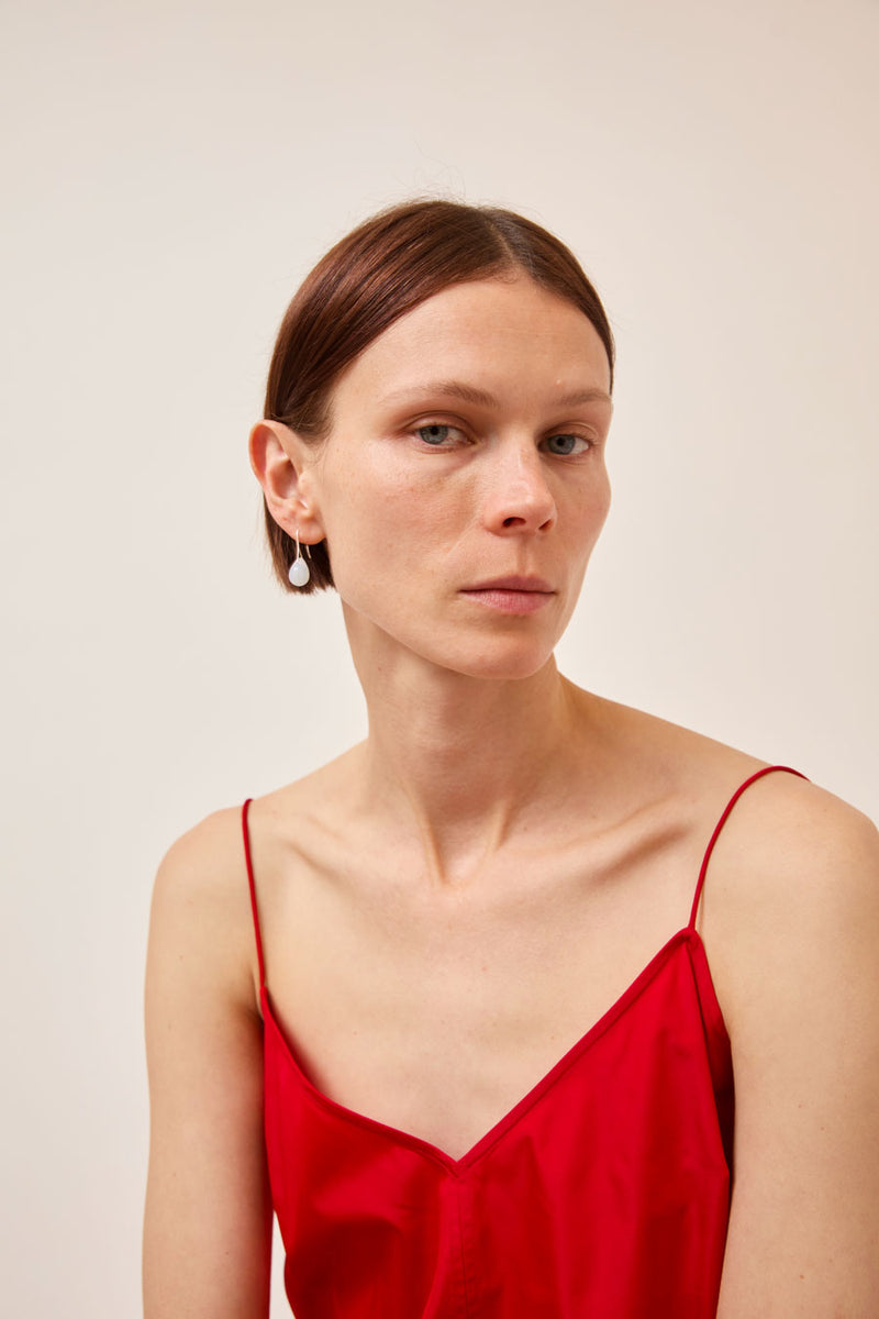 Sisi Joia Gota Mini Earrings in Opaline White and Silver