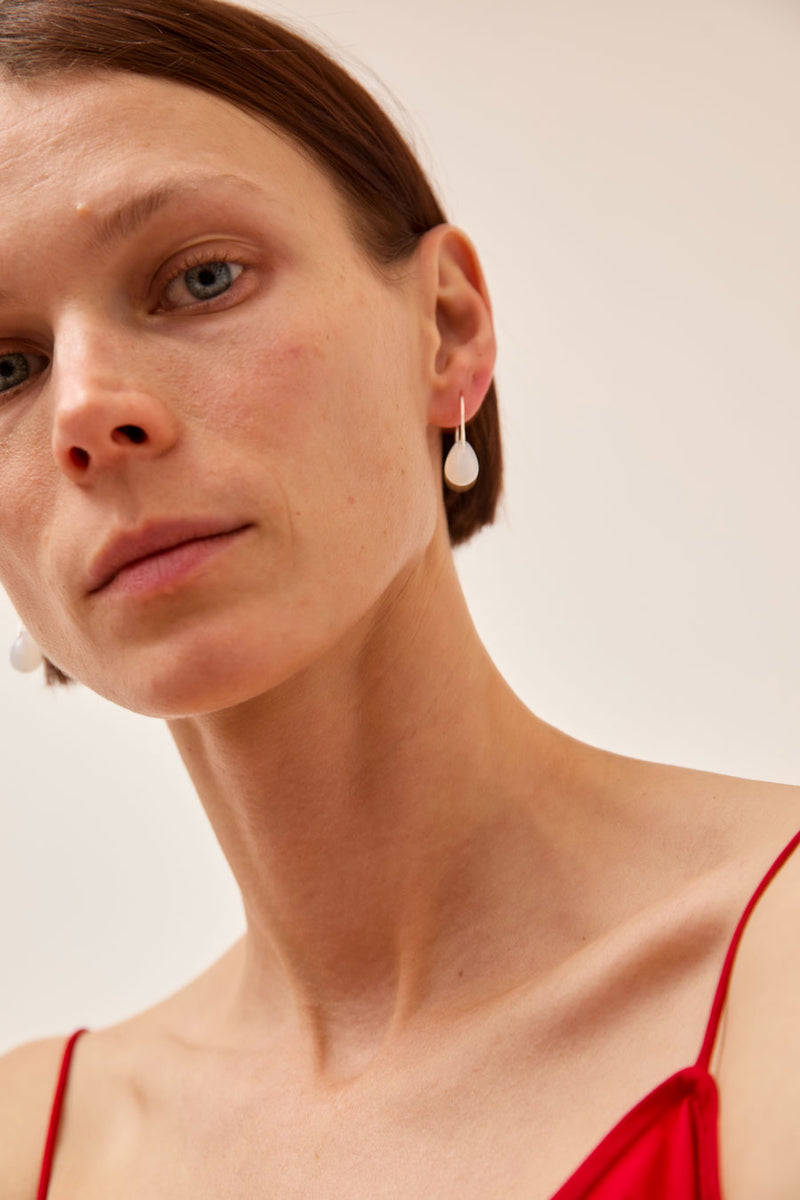 Sisi Joia Gota Mini Earrings in Opaline White and Silver