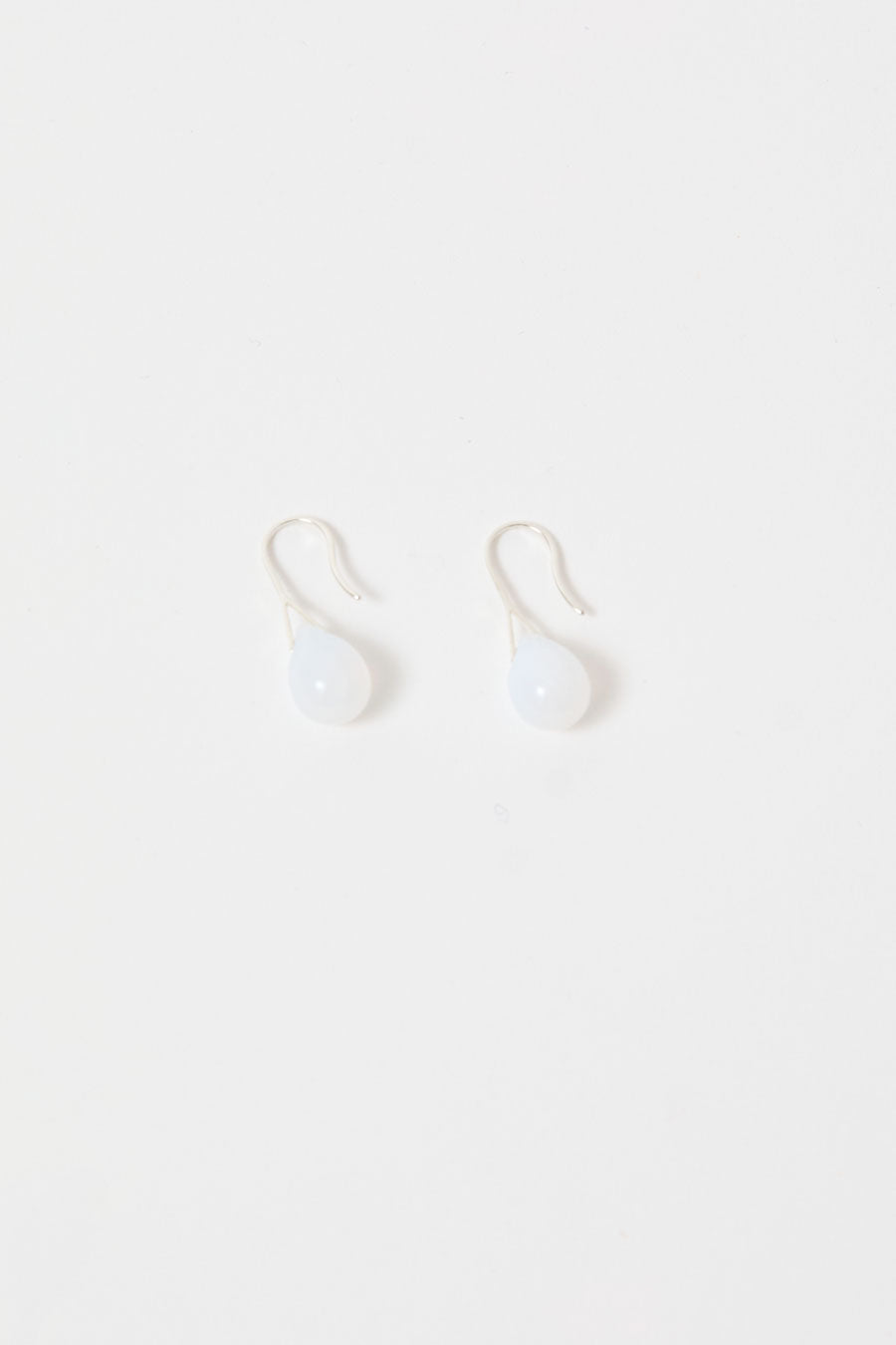 Sisi Joia Gota Mini Earrings in Opaline White and Silver