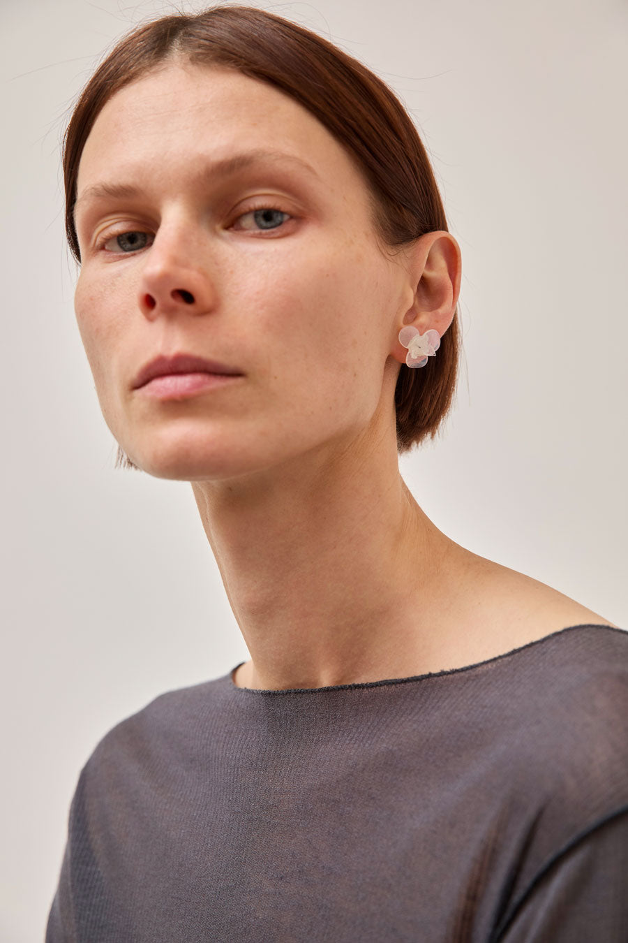 Sisi Joia Pensée Earrings in Opaline White