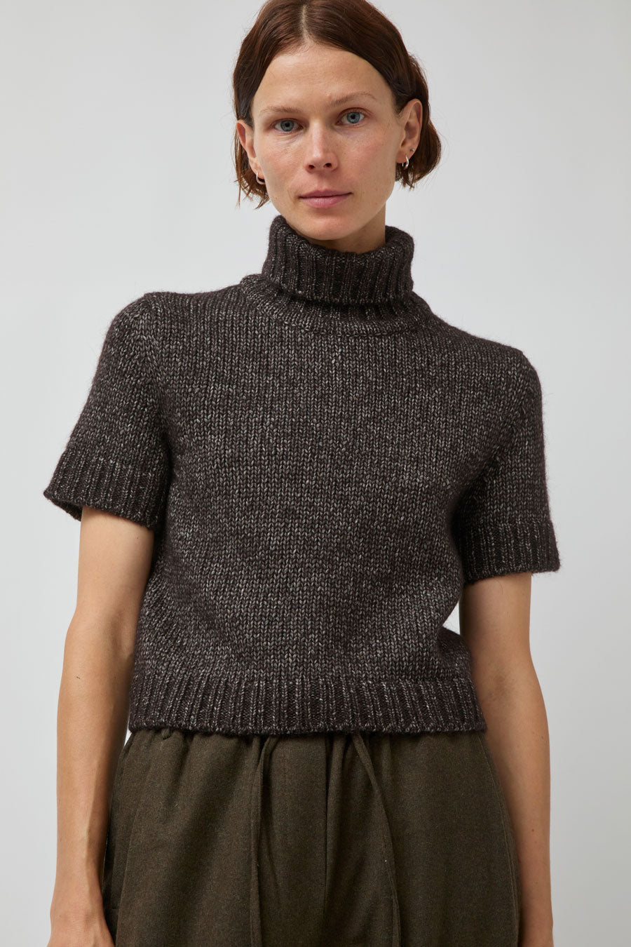 UMARMUNG Turtleneck Cropped Pullover in Bark