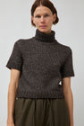 UMARMUNG Turtleneck Cropped Pullover in Bark