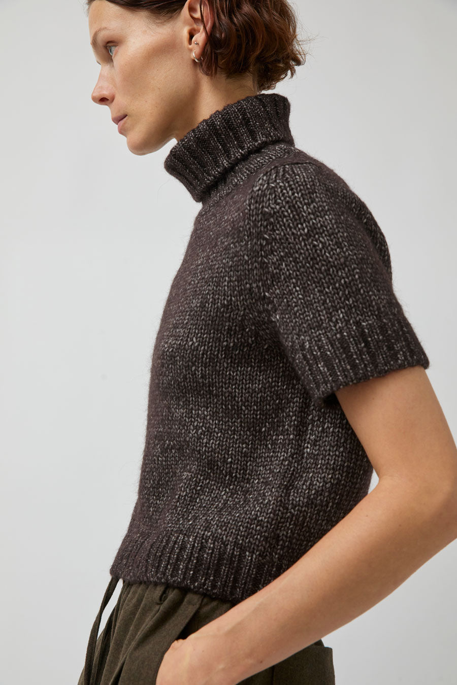 UMARMUNG Turtleneck Cropped Pullover in Bark