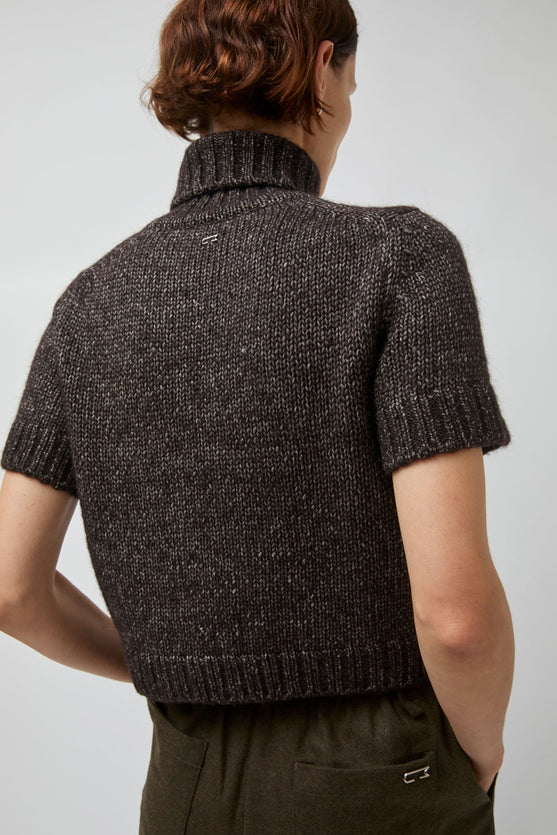 UMARMUNG Turtleneck Cropped Pullover in Bark