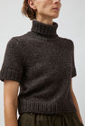 UMARMUNG Turtleneck Cropped Pullover in Bark
