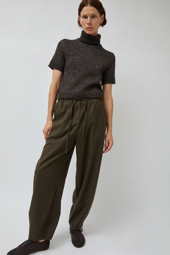 UMARMUNG Turtleneck Cropped Pullover in Bark