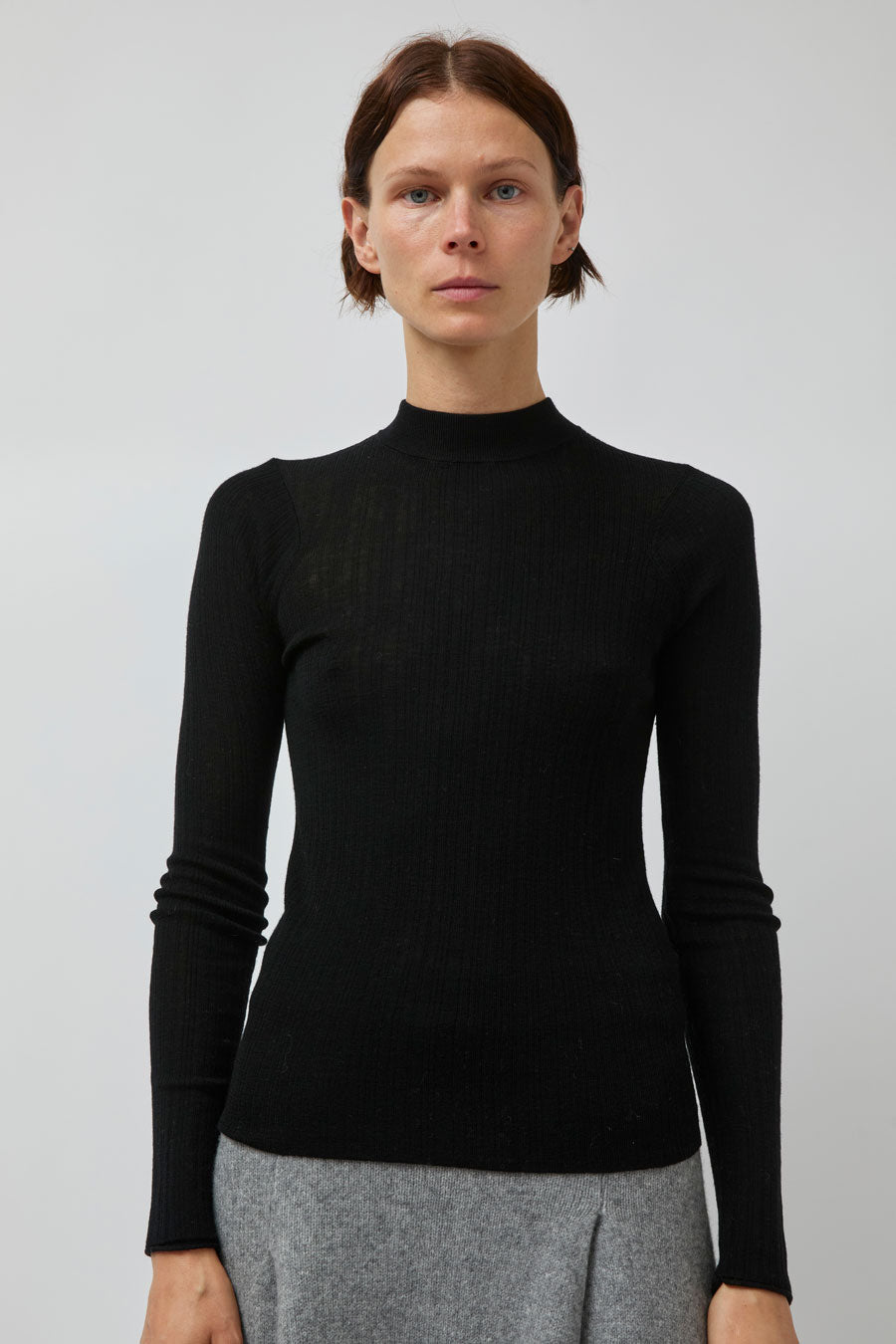 UMARMUNG Weightless Wool Crewneck Pullover in Black