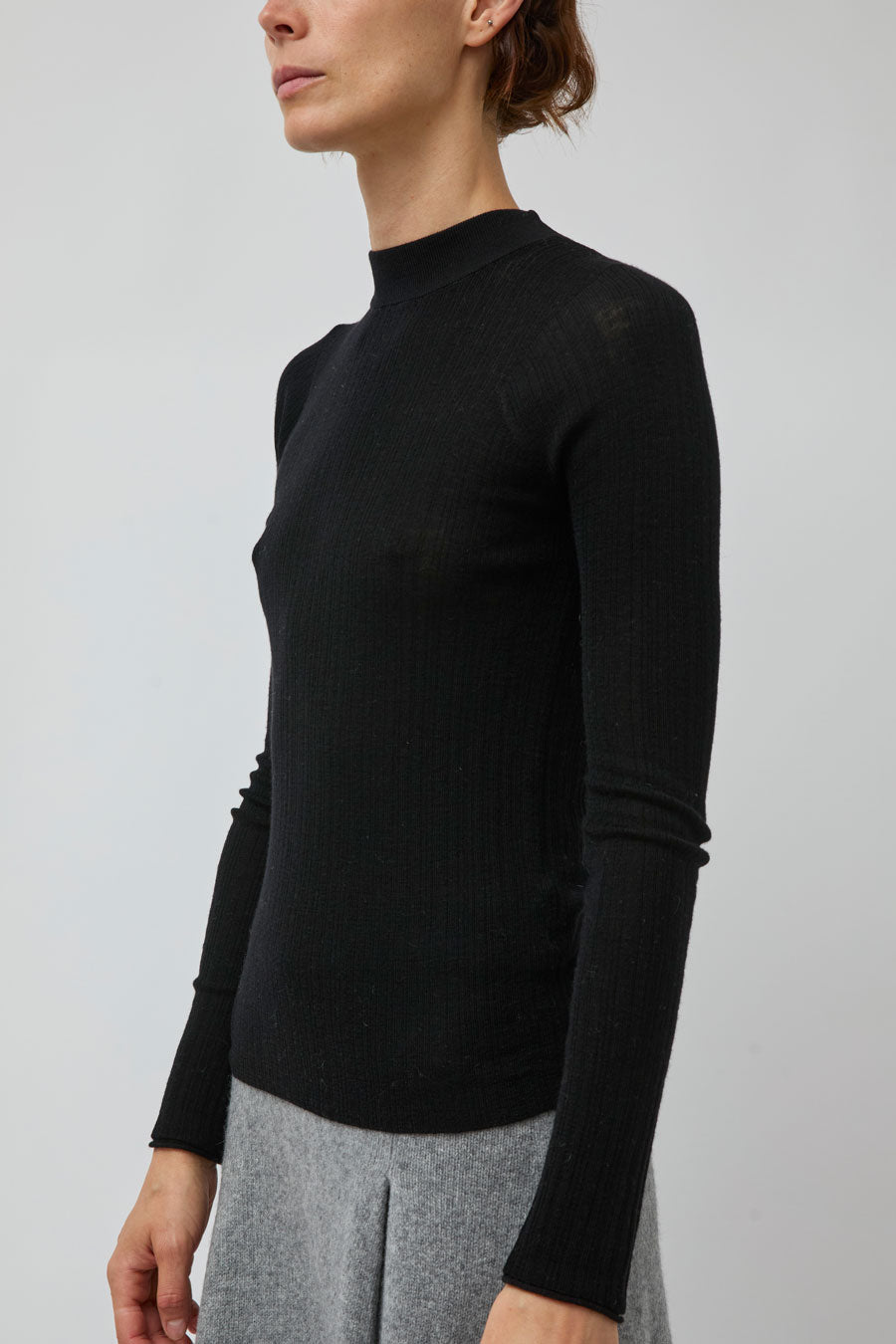 UMARMUNG Weightless Wool Crewneck Pullover in Black